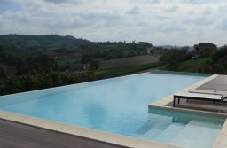 piscina con scala tropezienne